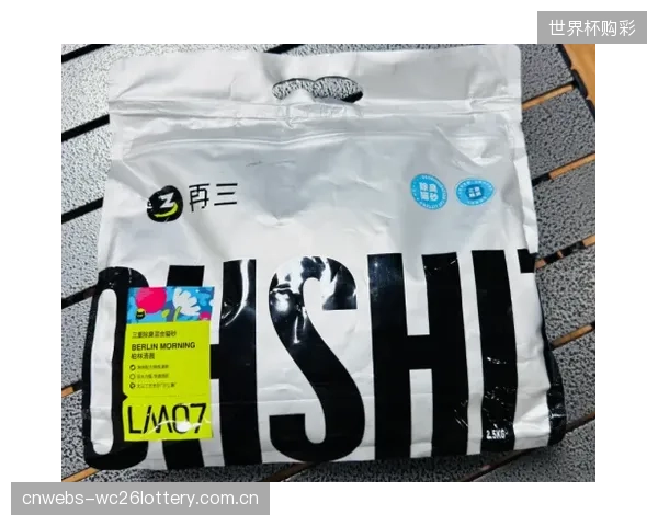 在动态场景下，主流面部识别技术精度已达到99.7%，完全满足高峰期并发通行需求